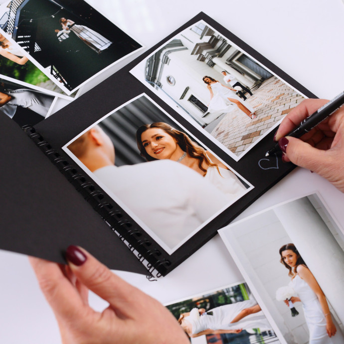 Альбом на пружині 20×23 см, 20 сторінок + 2 маркери, Чорний