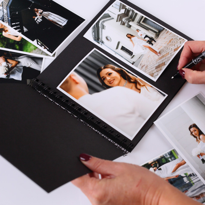 Альбом на пружині 20×23 см, 20 сторінок + 2 маркери, Чорний