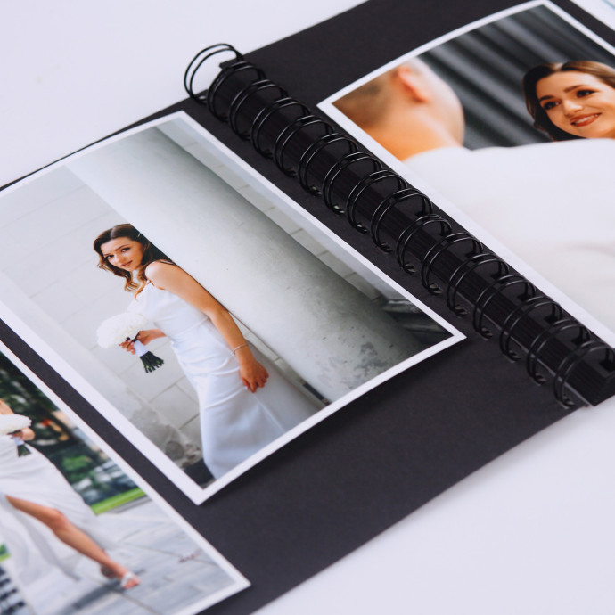 Альбом на пружині 23×25 см, 50 сторінок + 2 маркери, Чорний