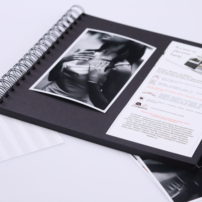 Альбом на пружині 23×25 см, 50 сторінок + 2 маркери, Чорний