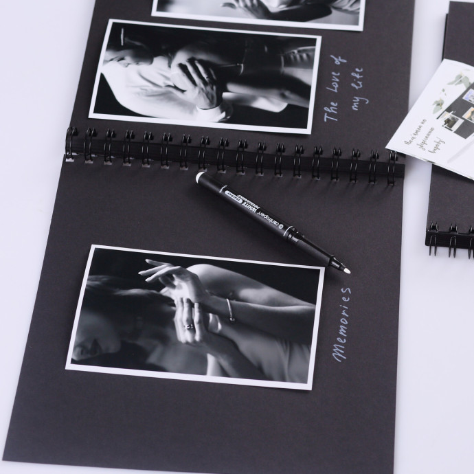 Альбом на пружині 23×25 см, 50 сторінок + 2 маркери, Чорний