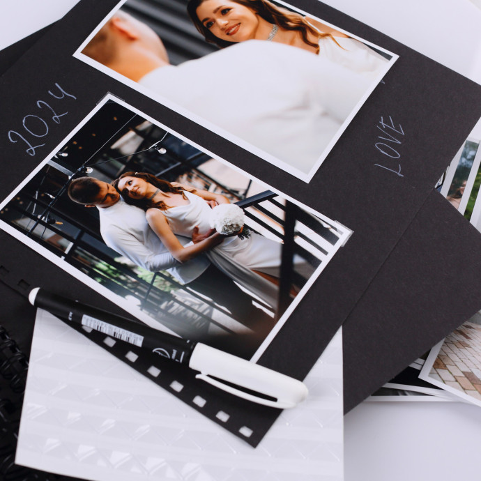 Альбом на пружині 23×25 см, 50 сторінок + 2 маркери, Чорний