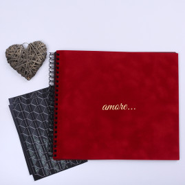 Преміум фотоальбом у червоному оксамиті з золотим написом "amore", 23×20 см, 20 сторінок