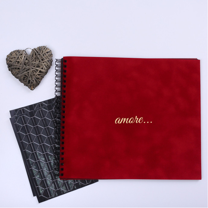 Преміум фотоальбом у червоному оксамиті з золотим написом "amore", 23×20 см, 20 сторінок