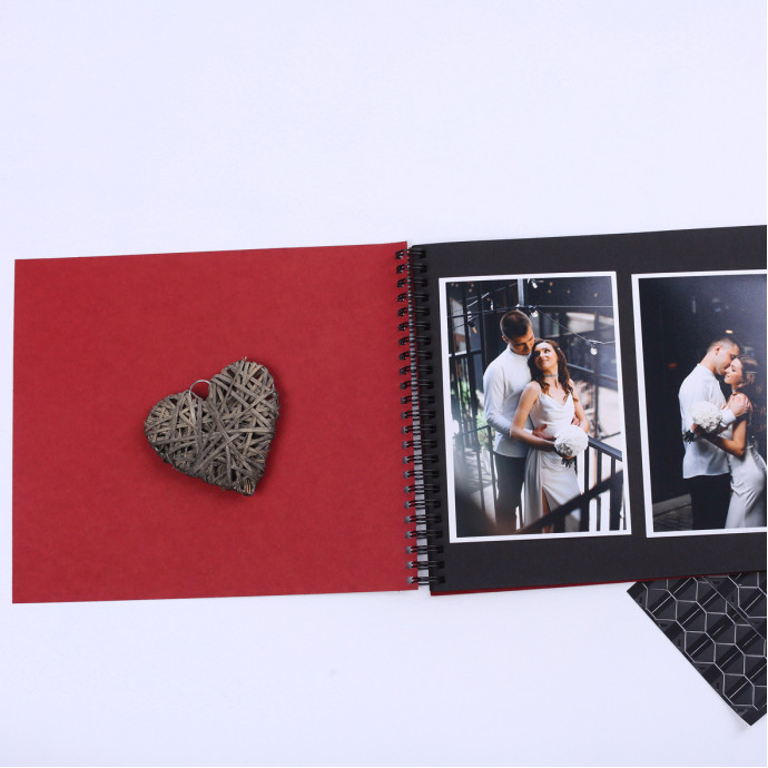 Преміум фотоальбом у червоному оксамиті з золотим написом "amore", 23×20 см, 20 сторінок