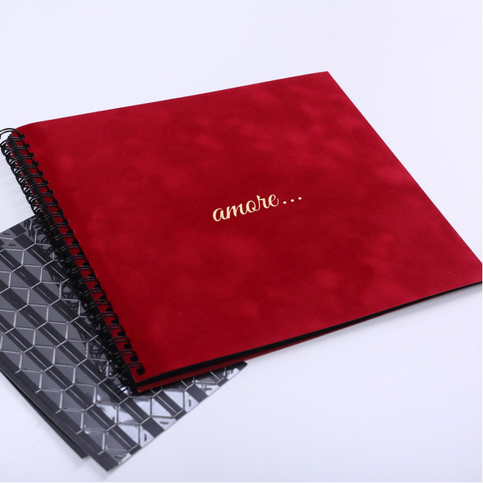 Преміум фотоальбом у червоному оксамиті з золотим написом "amore" на 20 сторінок