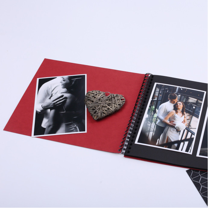 Преміум фотоальбом у червоному оксамиті з золотим написом "amore", 23×20 см, 20 сторінок