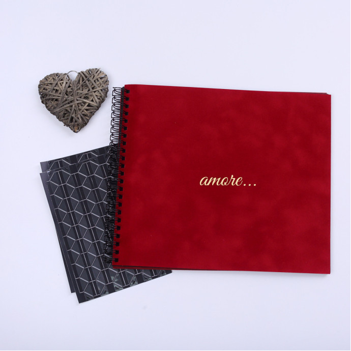 Преміум фотоальбом у червоному оксамиті з золотим написом "amore" на 20 сторінок