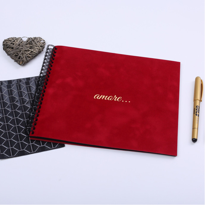 Преміум фотоальбом у червоному оксамиті з золотим написом "amore", 23×20 см, 20 сторінок