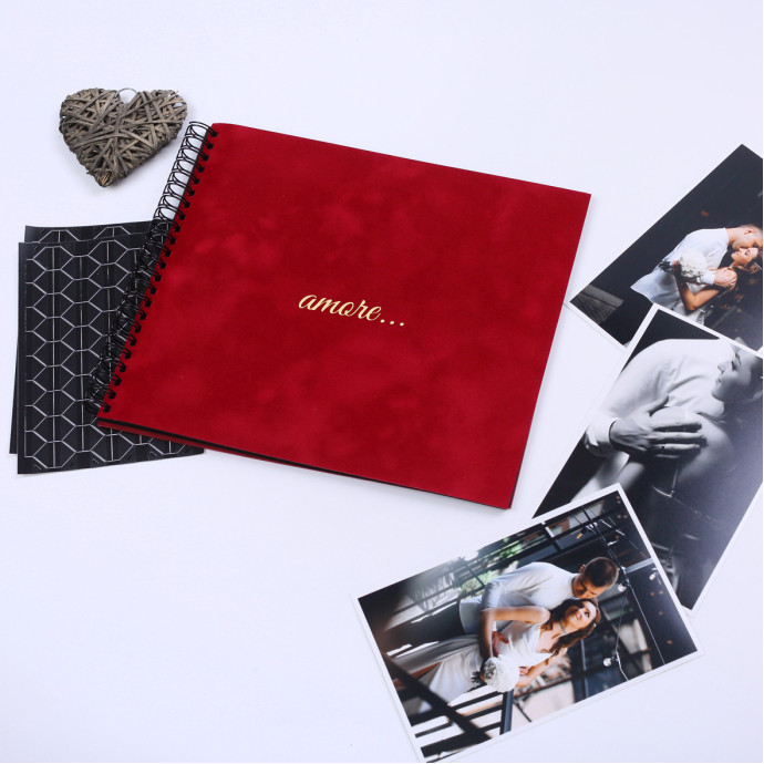 Преміум фотоальбом у червоному оксамиті з золотим написом "amore", 23×20 см, 20 сторінок