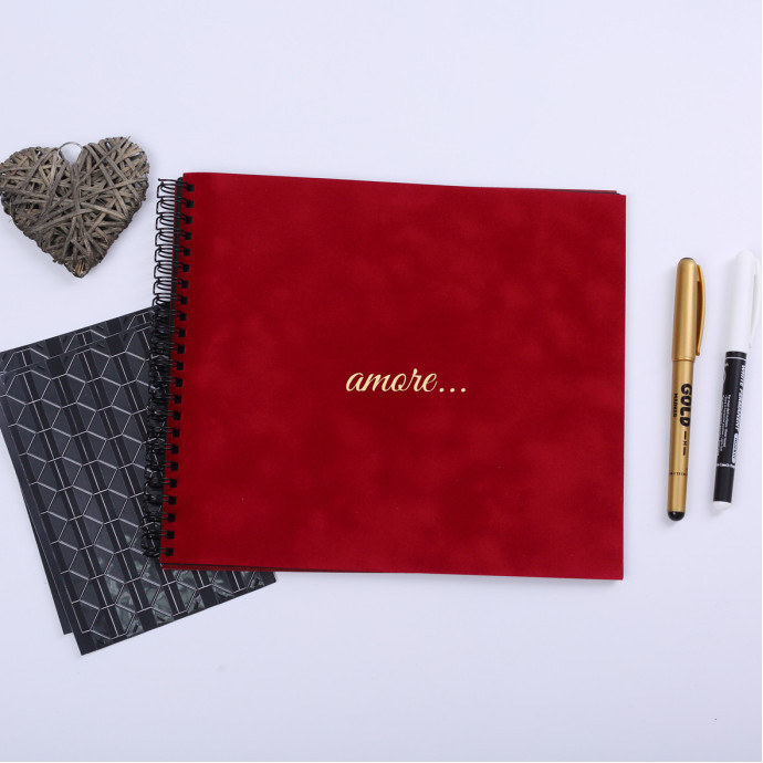 Преміум фотоальбом у червоному оксамиті з золотим написом "amore", 23×20 см, 20 сторінок